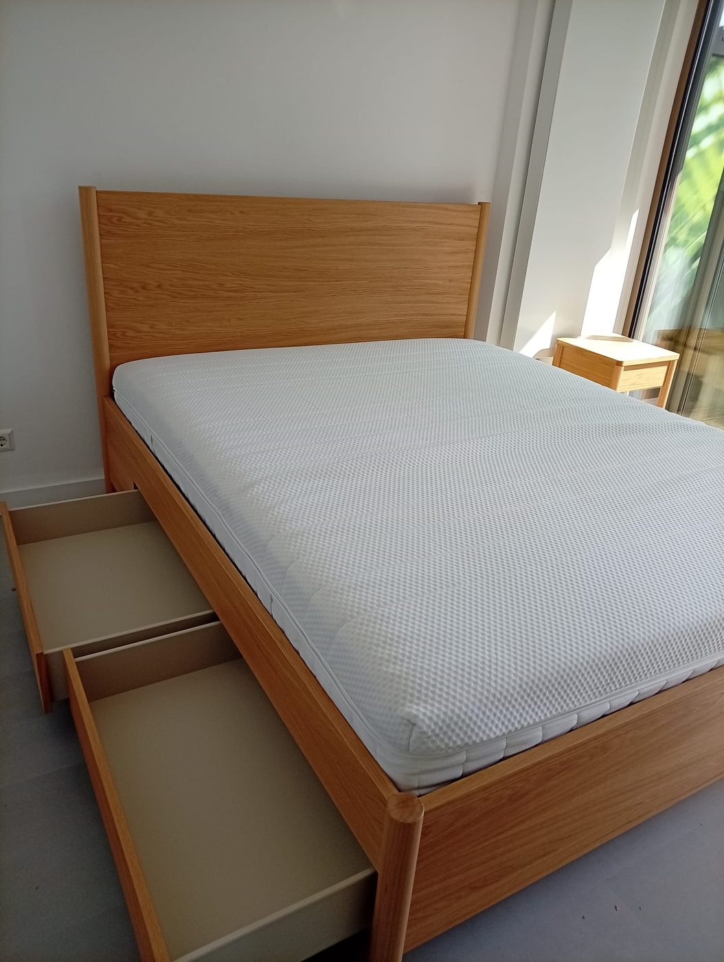 Houten bed met opberglades