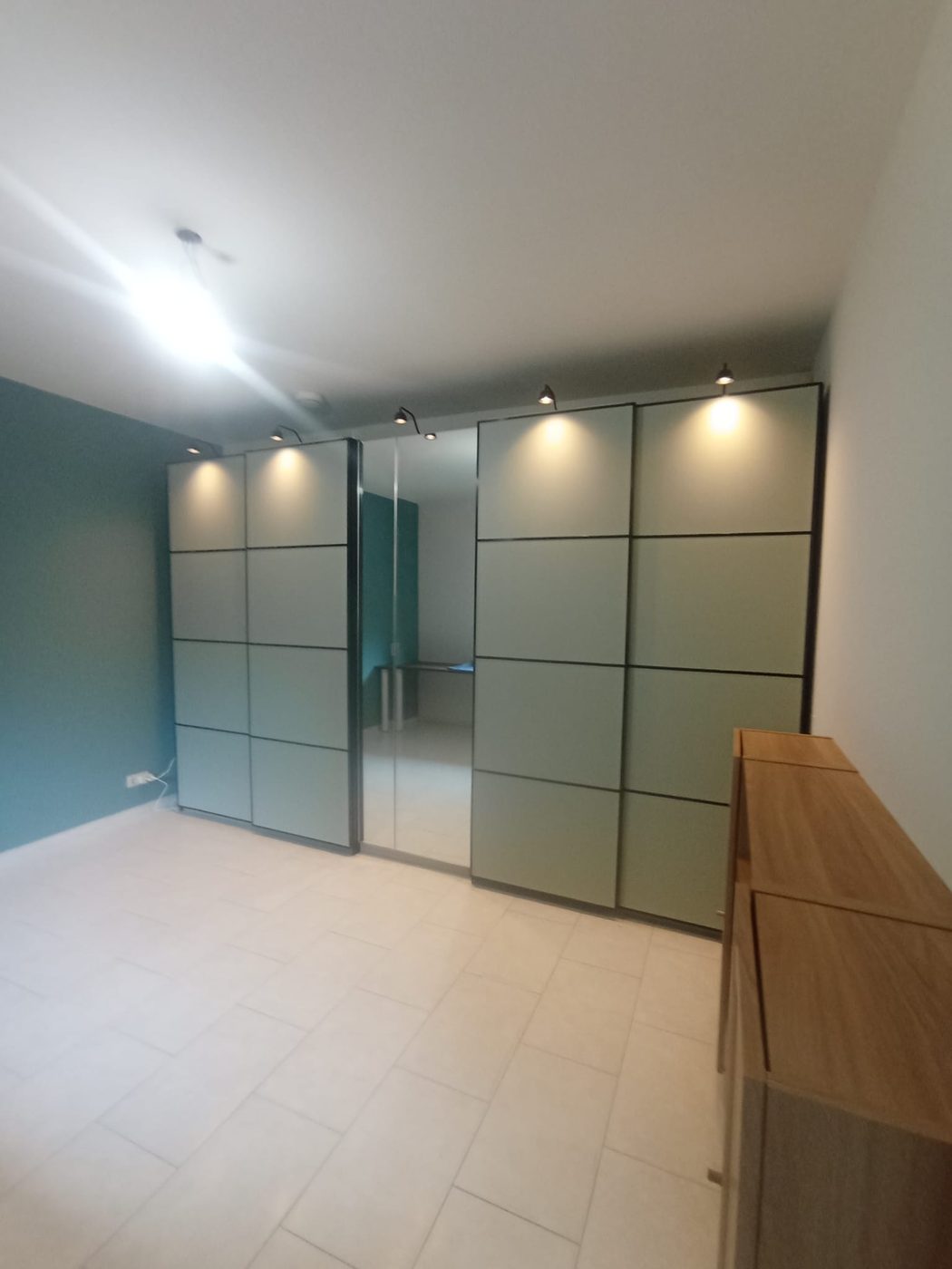 Schuifdeurkast met glas en spots
