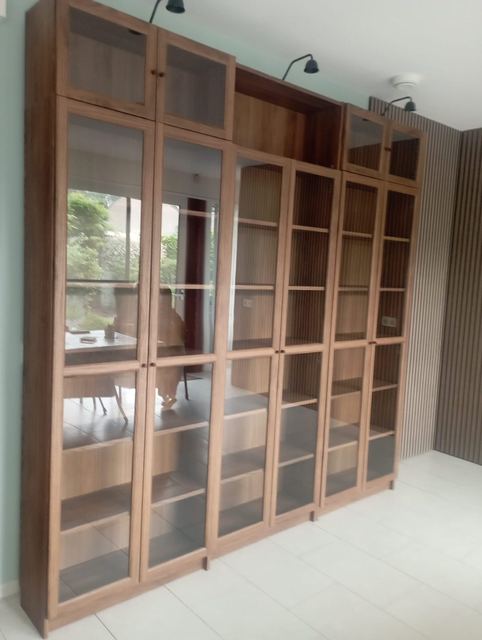 Boekenkastwand met glazen deuren